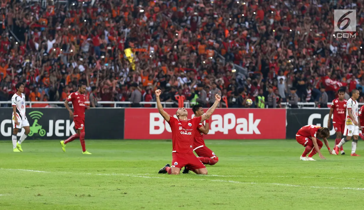 Bek Persija, Jaimerson Da Silva Xavier saat merayakan gelar juara Go-Jek Liga 1 Indonesia 2018 bersama Bukalapak di Stadion GBK, Jakarta, Minggu (9/12). Persija meraih juara dengan 62 poin. (Liputan6.com/Helmi Fithriansyah)