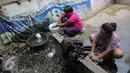 Warga mencuci baju dengan air sumur yang di pompa dengan mesin di Kampung Bandan, Jakarta, Selasa (28/7/2015). Sulitnya mendapatkan air bersih membuat warga terpaksa menggunakan air sumur untuk memenuhi kebutuhan hidupnya. (Liputan6.com/Faizal Fanani)