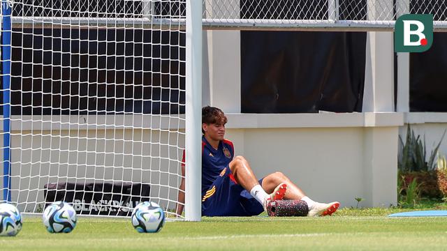 Foto: Enggak Kuat Cuaca Terik Kota Solo, Pemain Muda Barcelona Ini Akhirnya Pilih Tempat Teduh saat Latihan Bersama Timnas Spanyol U-17