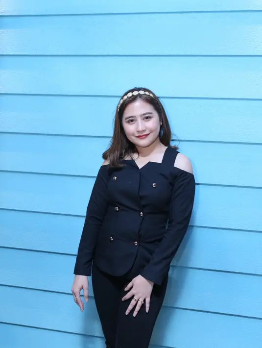 Soal berlatih vokal, Prilly menghabiskan waktu selama satu bulan. Ia berlatih cara bernapas, ekspresi dan banyak hal lainnya. Menurut Prilly, kegiatan tersebut bukan lah sesuatu yang mudah. (Daniel Kampua/Fimela.com)