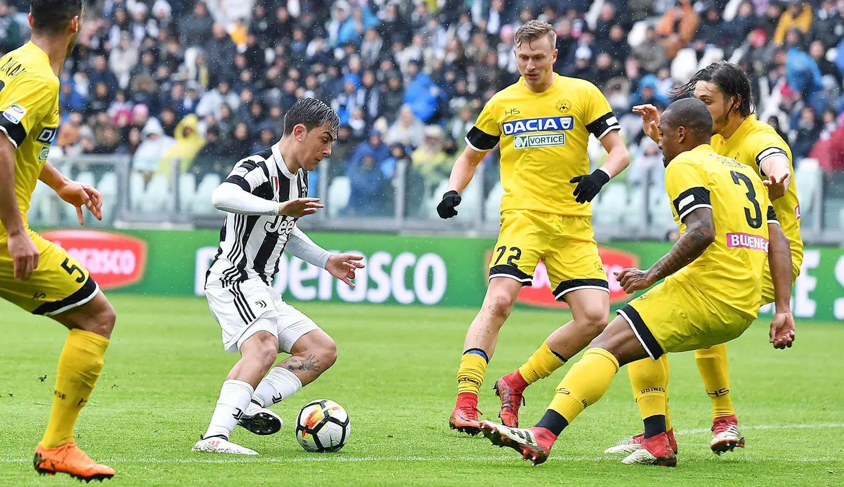 Striker Juventus, Paulo Dybala, berusaha melewati pemain Udinese pada laga Serie A di Stadion Allianz, Minggu (11/3/2018). Juventus menang 2-0 atas Udinese. (AP/Alessandro di Marco)