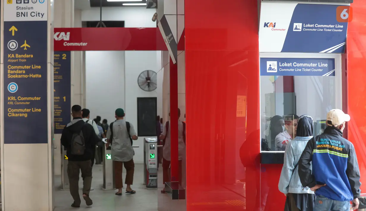 Penumpang beraktivitas di Stasiun BNI City, Jakarta, Kamis (3/9/2026). PT Kereta Api Indonesia (Persero) atau KAI menargetkan pembangunan travelator yang mengintegrasikan Stasiun Karet dan BNI City rampung pada akhir 2026. (KLY/Budy Santoso)