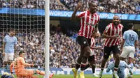 Manchester City. Klub Big Six teranyar yang merasakan sengatan Brentford adalah Manchester City. Momen tersebut terjadi pada pekan ke-16 Liga Inggris 2022/2023 (12/11/2022) yang menjadi laga penutup sebelum jeda Piala Dunia 2022. Brentford yang bertandang ke Etihad Stadium sukses menekuk Man City 2-1. Ivan Toney menjadi bintang kemenangan The Bees dengan menyumbang kedua gol pada menit ke-16 dan injury time babak kedua. Satu-stauny gol tuan rumah dicetak Phil Foden di masa injury time babak pertama. (AP/Dave Thompson)