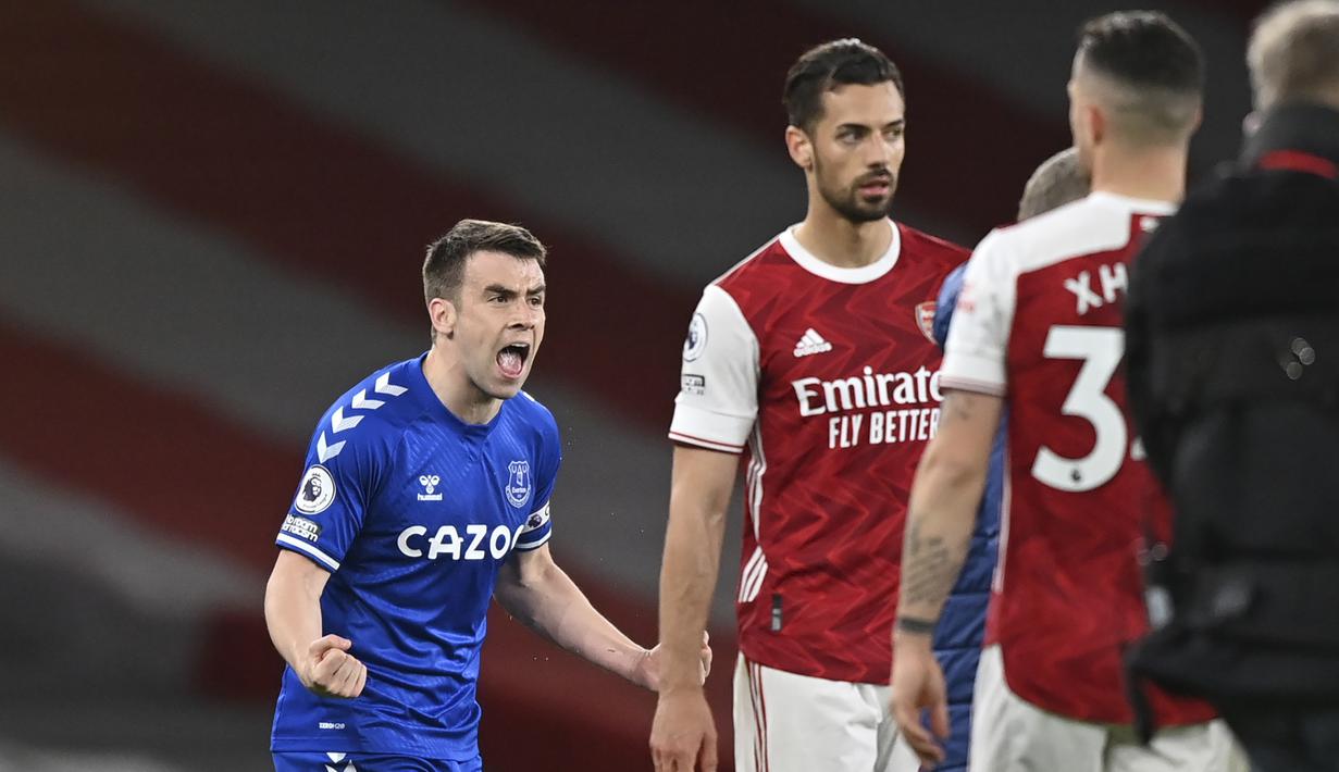 Bek Everton, Seamus Coleman (kiri) merayakan kemenangan 1-0 atas Arsenal usai berakhirnya laga lanjutan Liga Inggris 2020/2021 pekan ke-33 di Emirates Stadium, London, Jumat (23/4/2021). (AP/Justin Setterfield/Pool)