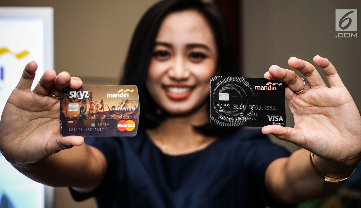 Pramuniaga menunjukan kartu kredit bank Mandiri di Jakarta, Rabu (6/9). Bank Mandiri membantu penderita penyakit jantung menjalani perawatan medis di IJN Kuala Lumpur melalui program diskon 38%. (Liputan6.com/Angga Yuniar)