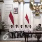 Menlu Retno Marsudi menandatangani serah terima kepada keluarga di kantor Kementerian Luar Negeri, Jakarta, Senin (2/5). Kedatangan 10 WNI Sandera Abu Sayyaf  tersebut untuk diserahterimakan kepada Keluarga. (Liputan6.com/Faizal Fanani)