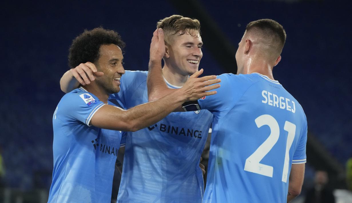 Gelandang Lazio Toma Basic (tengah) berselebrasi dengan rekan setimnya setelah mencetak gol ke gawang Sassuolo dalam ldalam laga pekan ke-33 Liga Italia 2022/23 di Stadion Olimpico, Kamis (4/5/2023) dini hari WIB.  (AP Photo/Gregorio Borgia)