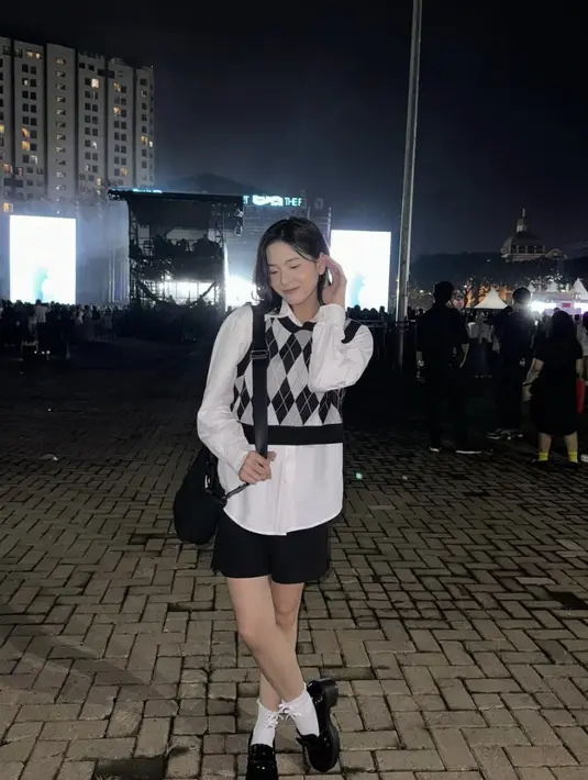 Optimasi gaya dengan sentuhan ala school girls juga berhasil sempurnakan gaya Zee. [Foto: Instagram/ Zee Asadel]