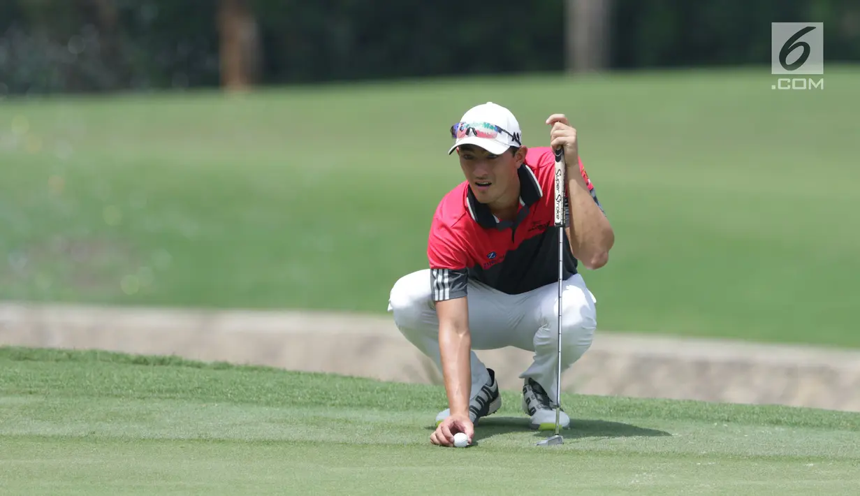 Pegolf Indonesia Danny Masrin bersiap memukul bola saat Golf Indonesia Open 2017 di Pondok Indah Golf Course, Jakarta, Minggu (29/10). Indonesia Open 2017 merupakan turnamen seri Asian Tour diikuti 140 pegolf. (Liputan6.com/Helmi Fithriansyah)