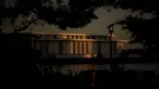 Tampak bagian luar John F. Kennedy Center for the Performing Arts di Washington, Amerika Serikat. Dewan Kennedy Center memutuskan untuk segera menutup gedung utama guna menjalani renovasi selama dua tahun. (Andrew Harnik/Getty Images/AFP)
