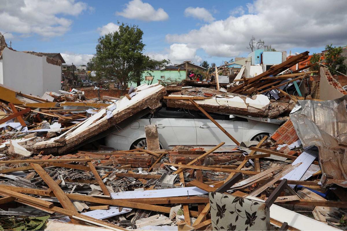 FOTO: Tornado Dahsyat Hantam Brasil Selatan, Enam Tewas dan Ratusan Luka-Luka
