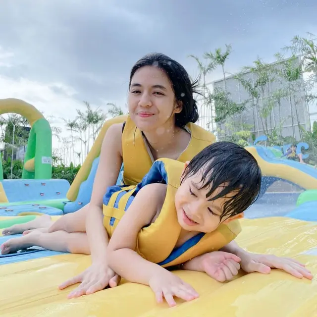 Single Mom Hebat, Ini 7 Potret Kompak Seleb Wanita dengan Putranya