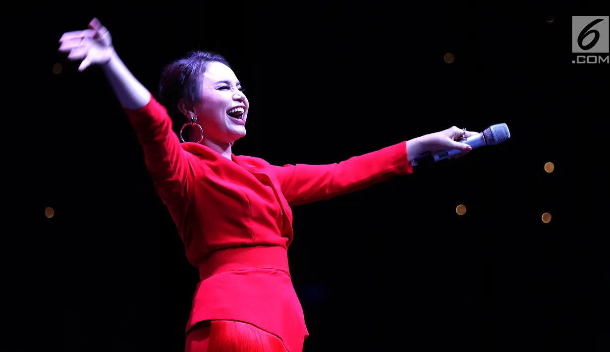 Penampilan Rossa selama acara Indonesia Young Entrepreneur Summit 2018 di Ciputra Artpreneur World, Jakarta, Minggu (28/10). Rossa membawakan lagu Tegar, Ku Menunggu, Jangan Hilangkan Dia, Ayat Ayat Cinta, Pudar dan Sakura. (Liputan6.com/Fery Pradolo)