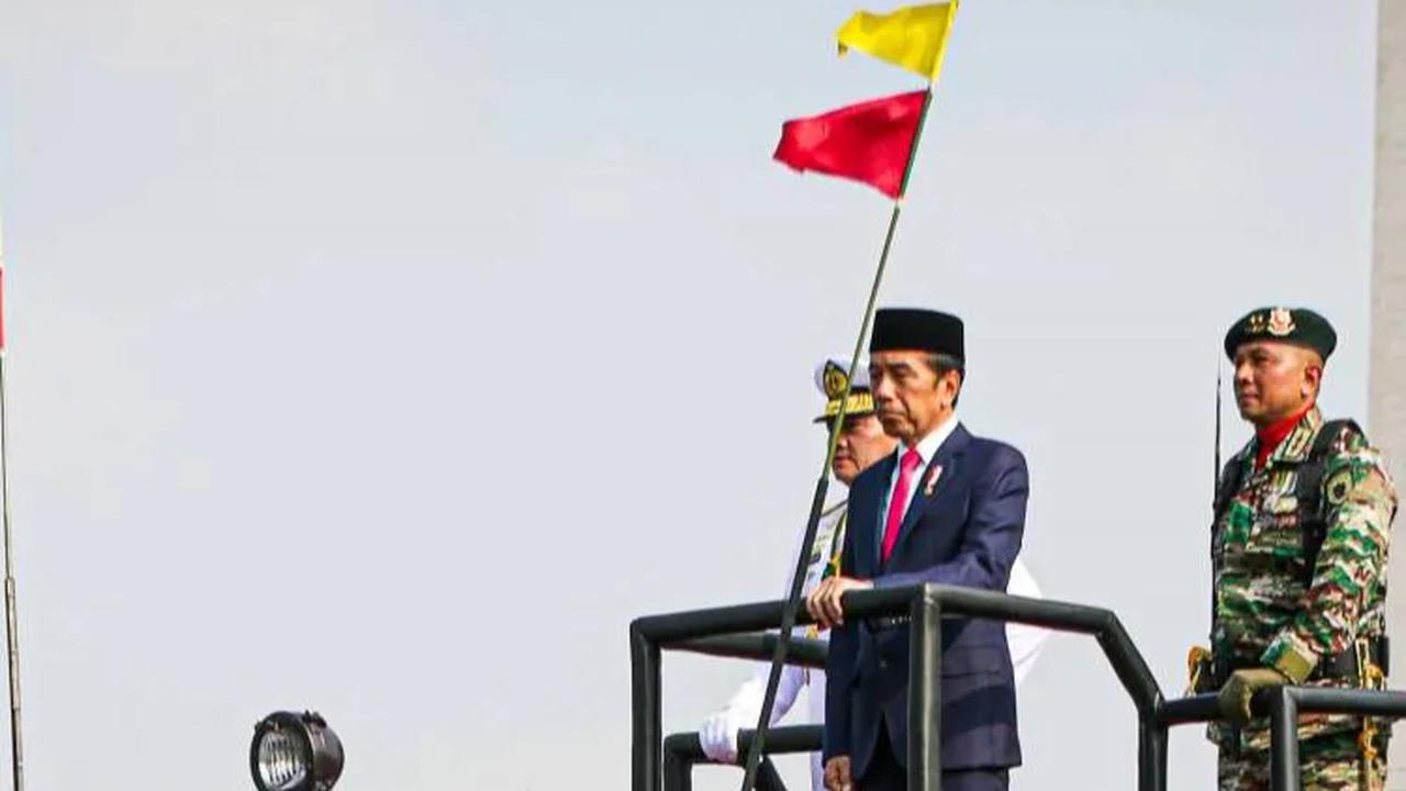 Di momen tersebut, Jokowi hadir dengan menaiki tank Marinir TNI AL untuk mengecek kesiapan pasukan.<br>
