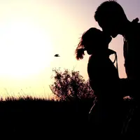 Meski sudah melewati "tahun-tahun pertama", kamu dan pasanganmu tetap bisa berada di fase honeymoon, kok. (Foto: tumblr.com)