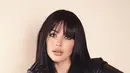 Lengkapi tampilannya, Tasya kenakan latex coat, hand gloves, dan gelang yang mirip dengan gelang Serpenti [@tasyafarasya]