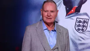 Mantan pemain Tottenham Hotspur dan Timnas Inggris, Paul Gascoigne, berpose saat tiba di Penayangan Perdana Dunia ROBBO: The Bryan Robson Story, di Manchester, Inggris utara, pada 25 November 2021. (Lindsey Parnaby/AFP)