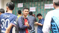 &lt;p&gt;Ratusan orang mengantre menunggu loket tiket pertandingan SEA Games 2023 antara Kamboja vs Filipina dibuka, Minggu (30/4/2023). (Bola.com/Abdul Aziz)&lt;/p&gt;