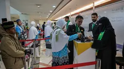 Jumlah tersebut terbagi dalam dua kelompok terbang (kloter). Tampak dalam foto, jemaah haji Indonesia mengantre untuk pengecekan data sebelum berangkat untuk melaksanakan ibadah haji tahunan, di Bandara Internasional Juanda, Sidoarjo, Jawa Timur, Rabu 22 April 2026. (JUNI KRISWANTO/AFP)