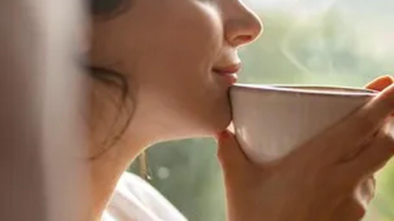 Meskipun Anda mungkin tidak bisa menikmati aroma atau rasa kopi sepenuhnya saat sedang sakit, tetapi kafein yang terkandung dalam kopi masih dapat memberikan dorongan energi yang Anda butuhkan.