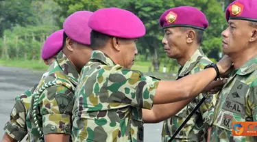 Citizen6, Surabaya: Upacara serah terima jabatan orang nomor satu di jajaran Menbanpur-1 Mar tersebut didukung 6 Batalyon upacara. (Pengirim: Budi Abdillah)
