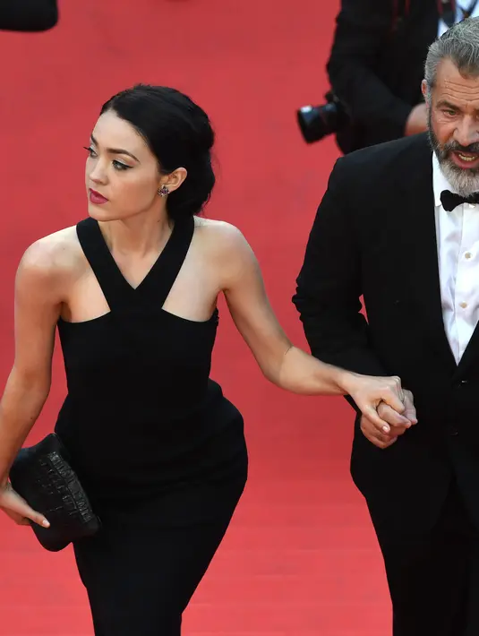 Melansir Ace Showbiz, teman dekat keduanya mengatakan, sepasang kekasih ini sangat senang atas kabar kehamilannya. “Mendengar kabar ini, Mel dan Rossalind sangat senang,” tutur sumber pada media tersebut. (AFP/Bintang.com)