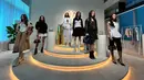 Presentasi Women’s Resort and Pre-Fall Collections 2025 kian maksimal saat beberapa model tampil dan membawakan beragam produk dengan styling yang seru. Cocok untuk menjadi inspirasi gaya di musim panas dan pre fall 2025 ini.  / Foto: Fimela.com.