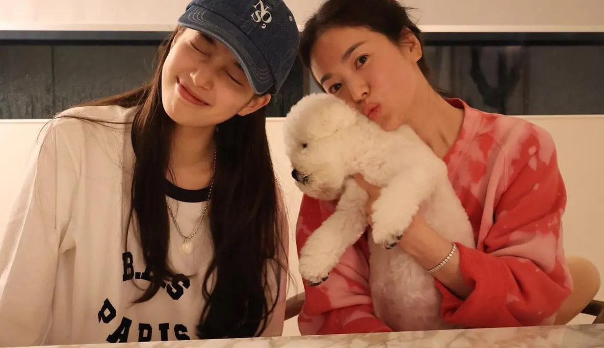 Baik Song Hye Kyo dan Bae Suzy saling mengunggah momen kebersamaan mereka di akun Instagram masing-masing. [Foto: Instagram/kyo1122]