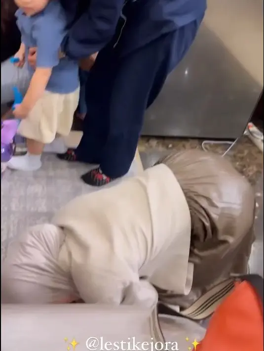 Sorakan meriah anggota geng Mamayu lainnya saat nama Lesti yang keluar. Lesti tampak bahagia dan langsung melakukan sujud syukur. Lesti tampak tak menyangka mendapatkan arisan. [instagram/aurelie.hermansyah/kesharatuliu05]