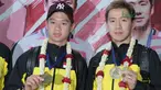 Kevin Sanjaya/Marcus Gideon menunjukan medali emas saat tiba di Bandara Soekarno-Hatta, Cengkareng, (20/3/2018). Kevin/Marcus mampu mempertahankan gelar Ganda Putra All England 2018. (Bola.com/Nick Hanoatubun)