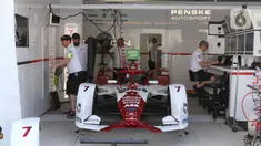 Kru tim peserta lomba balap melakukan persiapan mobil listrik Formula E  di pit Jakarta International E-Prix Circuit (JIEC), Jakarta, Jumat (3/6/2022). Menjelang pertandingan Formula E pada besok hari (4/6/2022) kru tim pembalap melakukan persiapan mobil listrik Formula E. (Liputan6.com/Herman Zakharia)