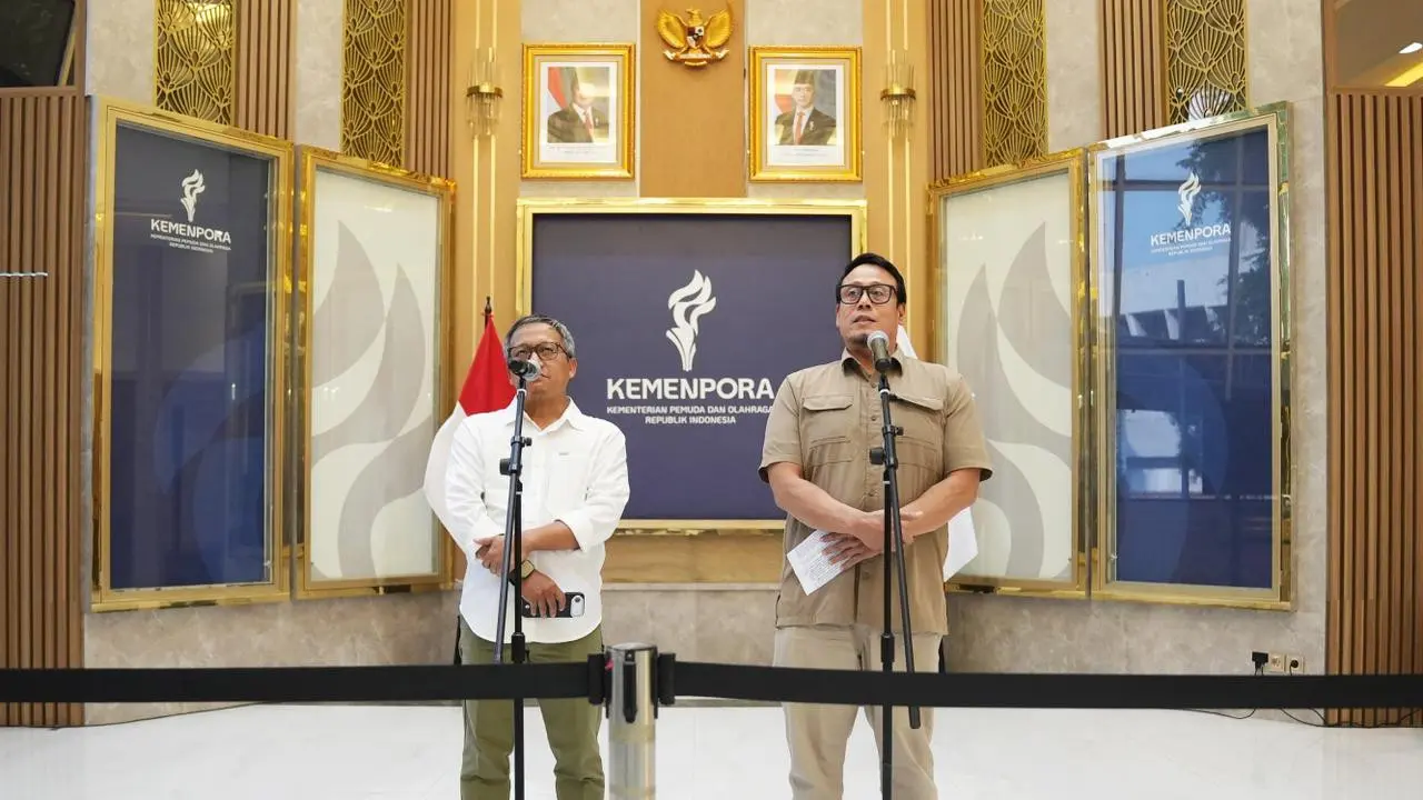 Deputi Bidang Peningkatan Prestasi Olahraga Kemenpora, Surono memberikan keterangan pers