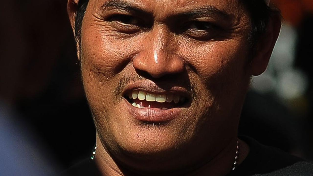 Beberapa warga terlihat memakai aksesoris merah putih di kepalanya.