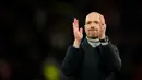 Pelatih Kepala Manchester United Erik Ten Hag bertepuk tangan kepada para penggemar di akhir pertandingan sepak bola leg kedua playoff Liga Europa antara Manchester United dan Barcelona di Stadion Old Trafford di Manchester, Inggris, Kamis, 23 Februari 2023. Manchester United menang dengan skor 2-1. (AP Photo/Dave Thompson)