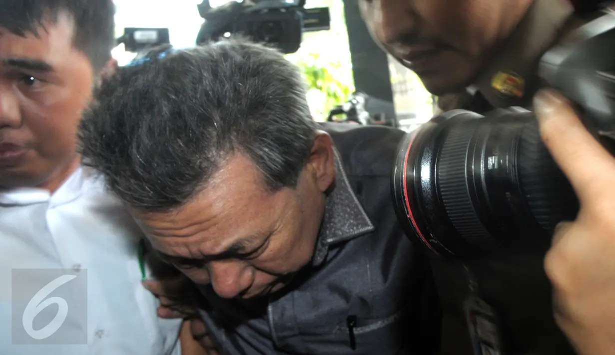 Ketua PN Kepahiang, Bengkulu berinisial JP tiba di gedung KPK setelah dipindahkan dari Bengkulu, Jakarta, (24/5). JP yang juga menjabat sebagai hakim pengadilan tipikor Bengkulu ditangkap tangan di rumah dinasnya. (Liputan6.com/Helmi Afandi)