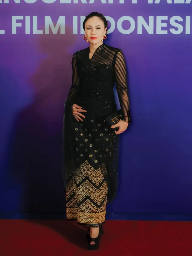 Koleksi kebaya modern Tangan Privé digunakan Wulan Guritno