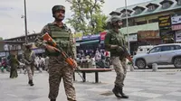 Tentara paramiliter India berpatroli di pasar yang ramai di Srinagar, Kashmir yang dikuasai India, Kamis, (24/4/2025). (Dok. AP/Dar Yasin)