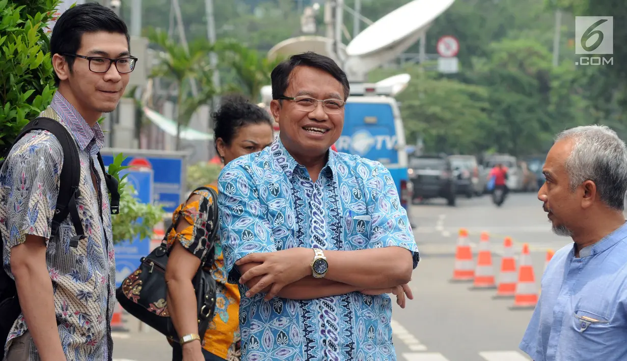 Dirut PT PJB, Iwan Agung Firstantara tersenyum saat ditanya wartawan usai menjalani pemeriksaan oleh penyidik di gedung KPK, Jakarta, Jumat (12/10). Iwan Agung Firstantara diperiksa terkait suap dalam proyek PLTU Riau-1. (Merdeka.com/Dwi Narwoko)