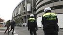 Polisi berjaga saat Real Madrid bertemu Real Sociedad  pada Laga La Liga Spanyol di Stadion Santiago Bernabeu, Madrid, Rabu (30/12/2015). Madrid menang 3-1. (EPA/Fernando Alvarado)