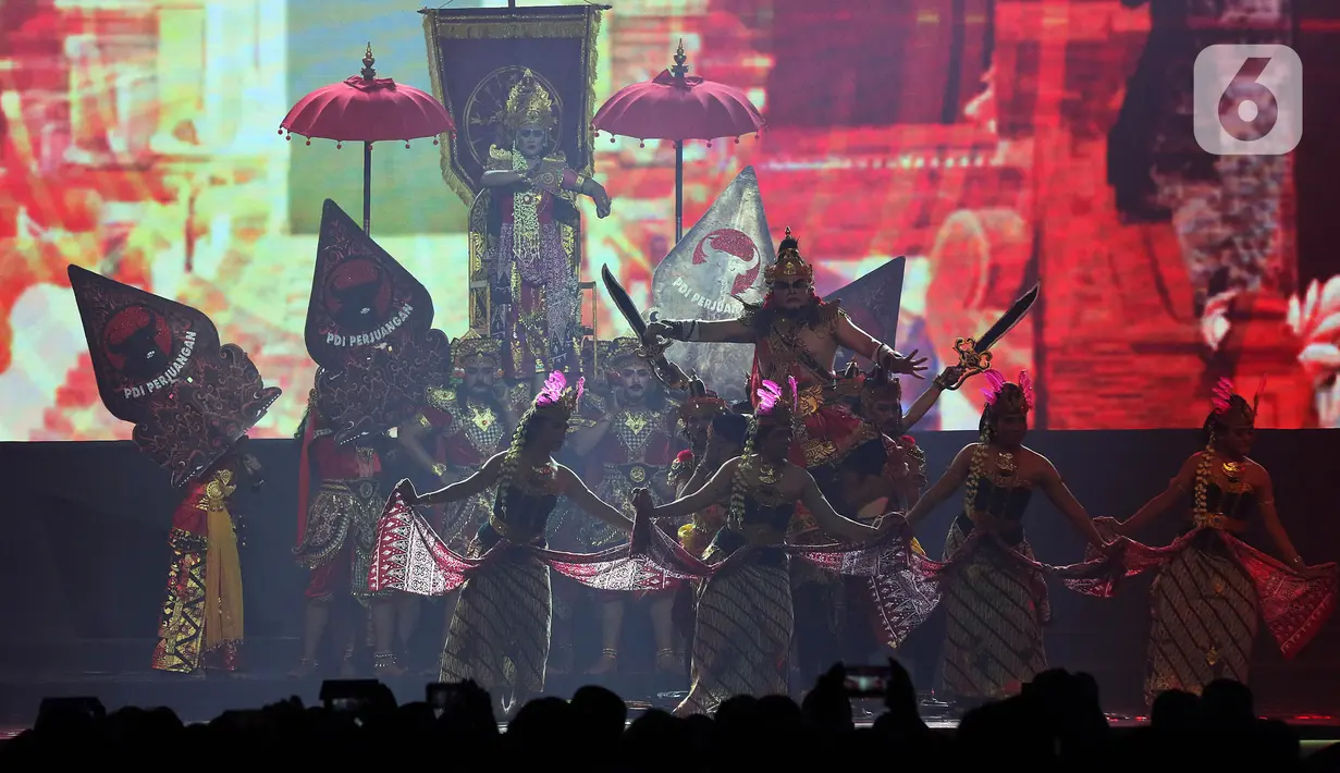 Pertunjukan seni meramaikan malam kebudayaan pada penutupan Rakernas I PDI Perjuangan di JIEXPO Kemayoran, Jakarta, Minggu (12/1/2020). Rakernas menghasilkan rekomendasi pembumian ideologi Pancasila, menjaga NKRI dan kebinekaan, kedaulatan wilayah serta ekonomi. (Liputan6.com/Johan Tallo)