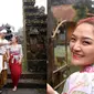 Momen Siti Badriah Liburan Sambil Ritual Melukat di Bali (Sumber: Instagram/sitibadriahh)