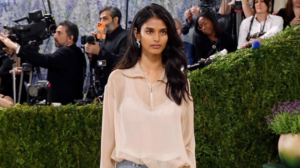 Viral! Model India Bhavitha Mandava Pakai “Jeans” ke Met Gala 2026, Gimmick atau Fashion Statement?