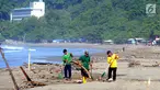 Sukarelawan yang berasal dari warga lokal membersihkan sampah yang berserakan akibat terbawa ombak pasang di kawasan Pantai Citepus, Pelabuhan Ratu, Sukabumi, Jumat (4/1). (Merdeka.com/Arie Basuki)