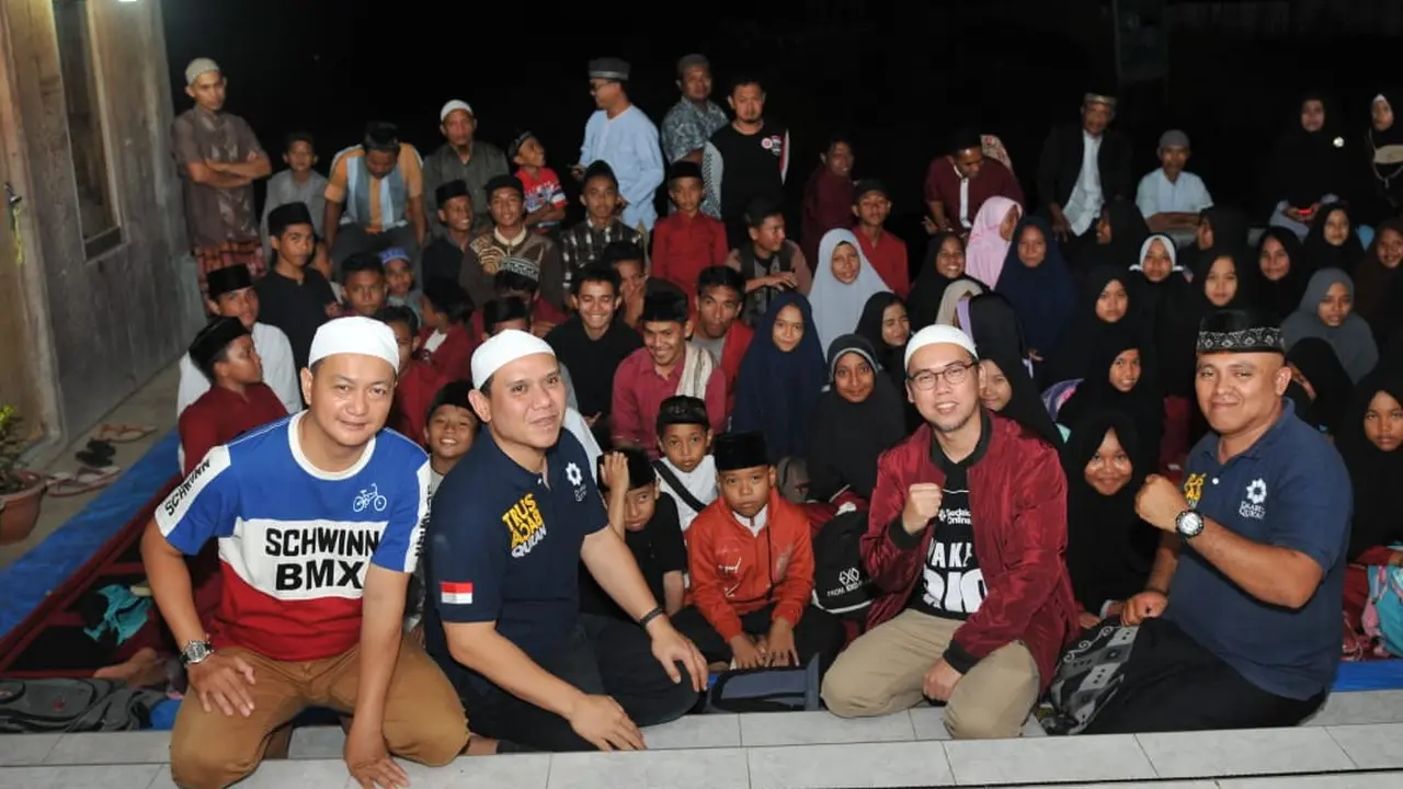 Fadly Padi Reborn bersama santri Pesantren Daarut Tarmizi.