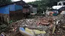 Suasana bangunan rumah yang telah dirobohkan di kawasan Rawajati, Jakarta Selatan, Jumat (21/10/2022). Pemprov DKI Jakarta melalui Dinas Sumber Daya Air (SDA) melanjutkan proses pembebasan lahan untuk proyek normalisasi sungai. (Liputan6.com/Johan Tallo)