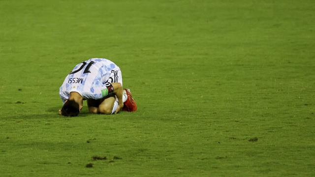 Foto: Melihat Tekel Horor yang Membuat Lionel Messi Terkapar dan Hampir Patah Kaki