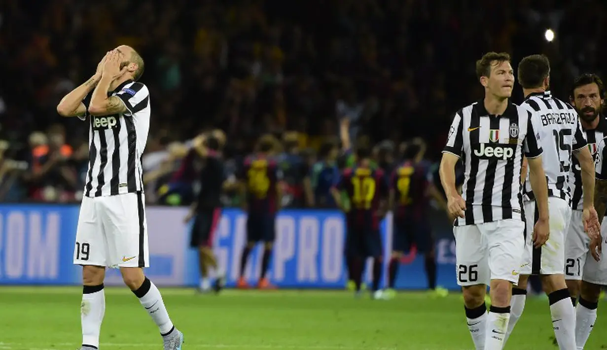 Ekspresi sejumlah pemain Juventus usai pertandingan di laga final Liga Champions 2014-2015 di Olympiastadion, Berlin, Minggu (7/6/2015). Juventus dikalahkan Barcelona dengan skor 3-1. (AFP Photo/Oliver Morin)