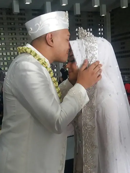 Penyanyi Husein Alatas resmi mempersunting Annisa Nabilah alias Nabel eks Mahadewi. Ijab kabul berlangsung di Masjid Al-Irsyad, Padalarang, Kabupaten Bandung Barat pada Sabtu (23/9/2017). (Instagram/wahyu_cdm93)