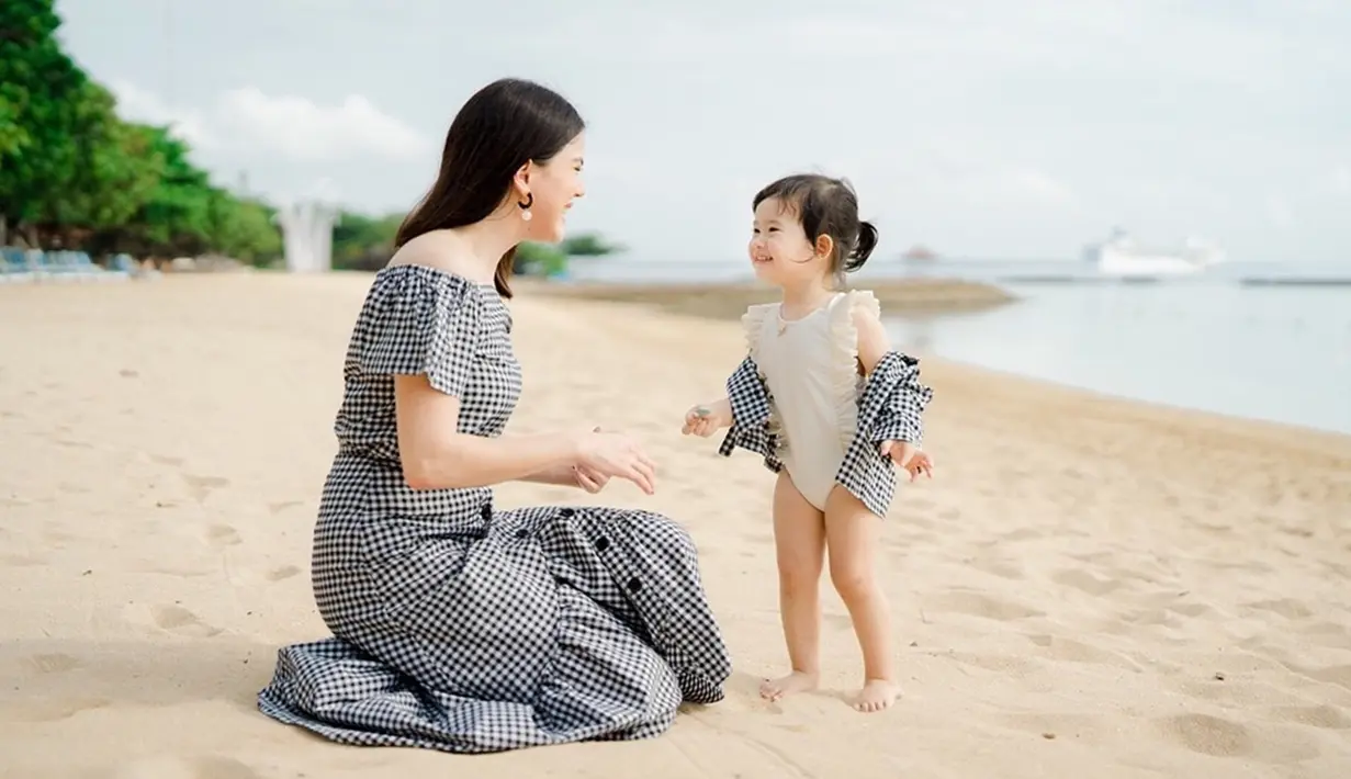 Namun kini ia sudah jarang muncul di layar kaca. Sejak melahirkan sang buah hati, Alice Norin fokus menjadi istri dan ibu rumah tangga. Ia juga kerap membagikan momen bersama sang anak. (Liputan6.com/IG/@alicenorin)