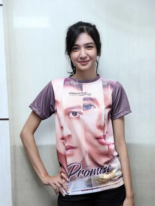 Bersama kru dan pemain lain, Mikha Tambayong berada di negeri Pizza itu selama dua minggu. Berbagai perlengkapan selama disana telah disiapkan, mengingat cuaca yang terbilang dingin itu. (Nurwahyunan/Bintang.com)